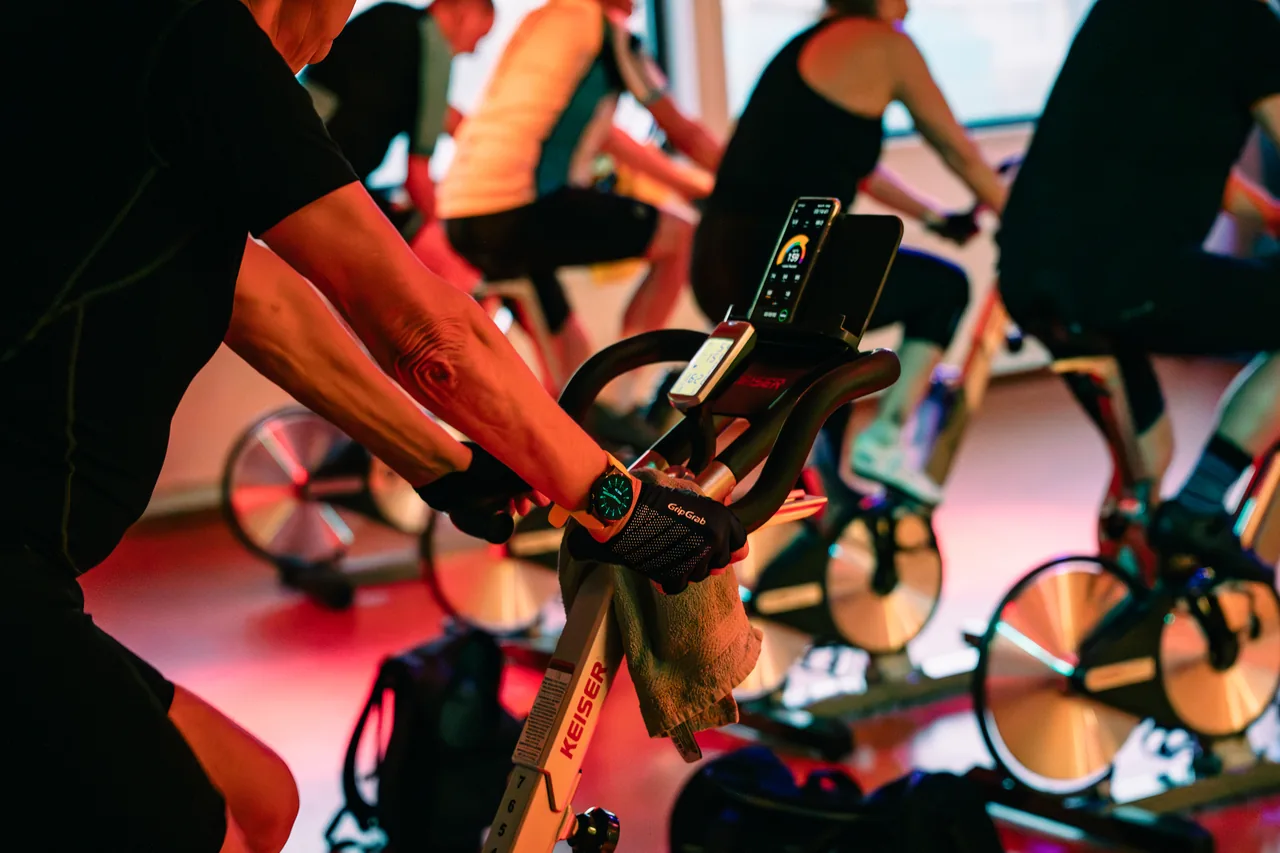 Indoor fietsen tijdens een spinningles bij Balanz
