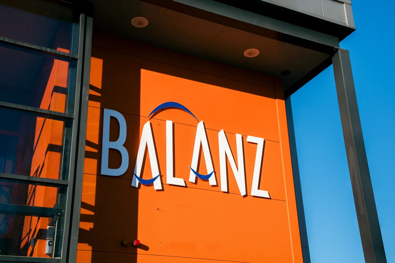Het Balanz-logo op de gevel