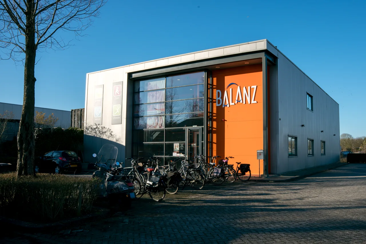 De praktijk en fietsen bij de ingang